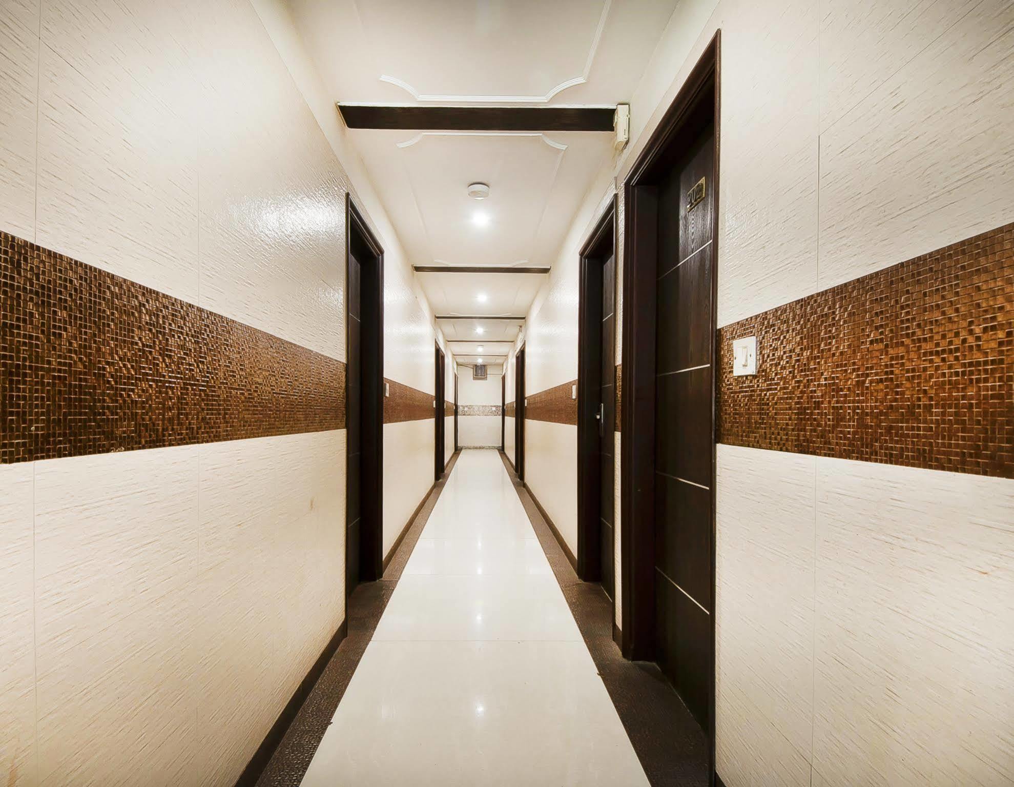 Hotel Treebo Mehar Castle à Delhi  Extérieur photo